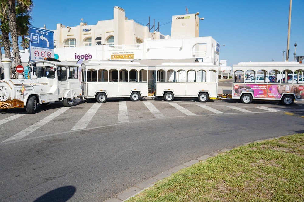 Un tren turístico recorre los principales enclaves de Almerimar durante el verano