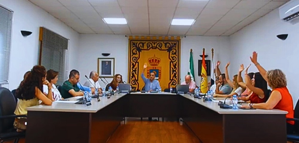 El Ayuntamiento impulsa la mejora de espacios públicos, garantiza el abastecimiento hídrico y apela a la corresponsabilidad ciudadana