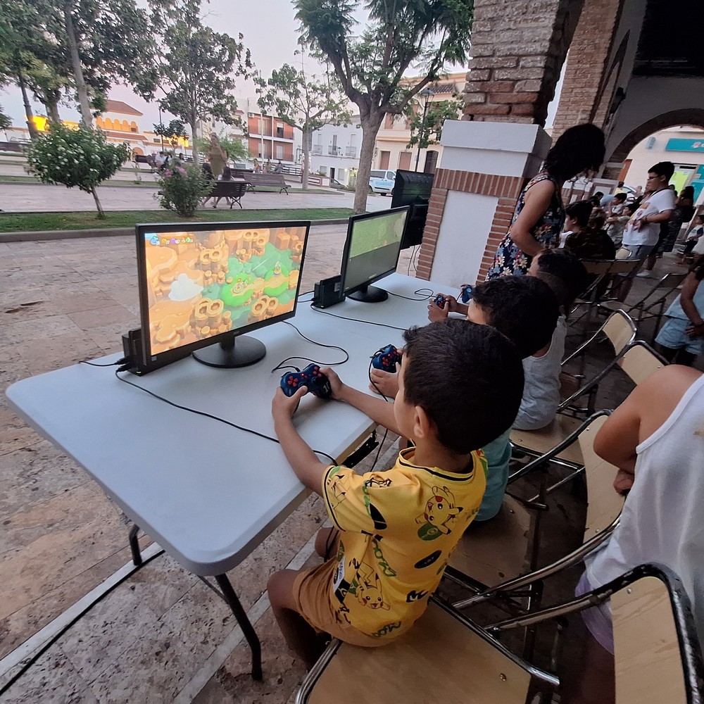 La magia del videojuego llenó de vida la Plaza de las Flores de Dalías