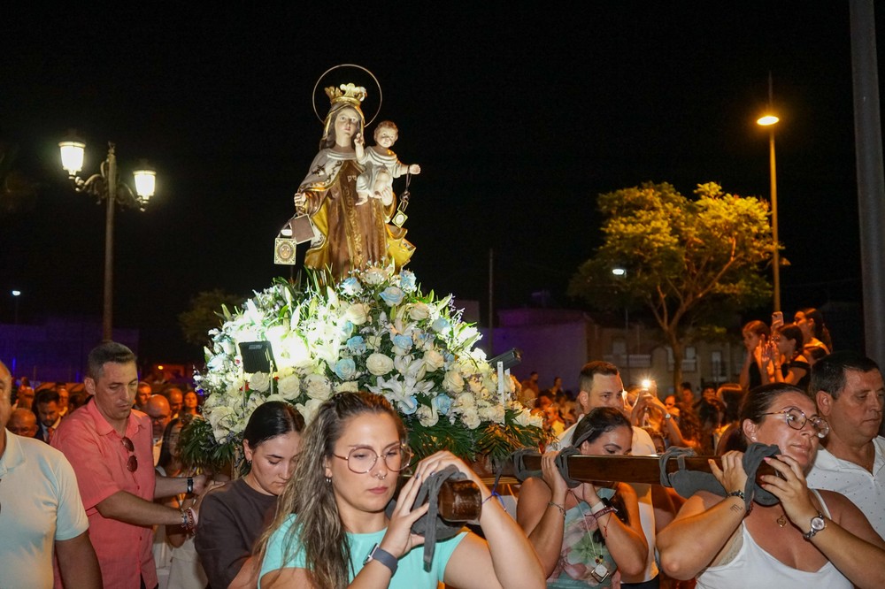 Los vecinos de La Gangosa se despiden de las Fiestas del Carmen por todo lo alto
