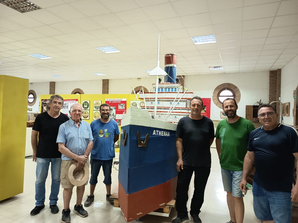 La Asociación Athenáa dona al Museo de Terque una maqueta del barco de la uva