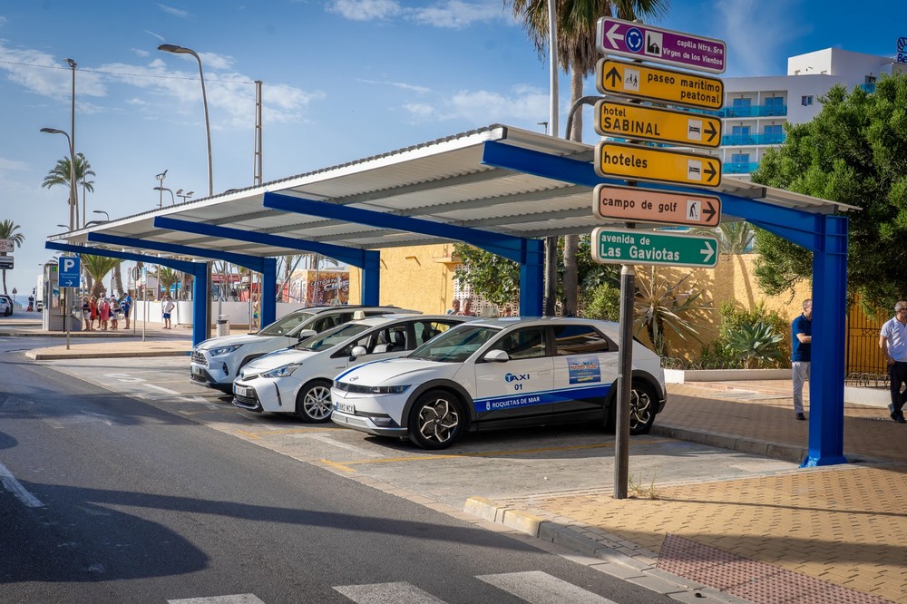 El Ayuntamiento de Roquetas renueva tres marquesinas para taxis