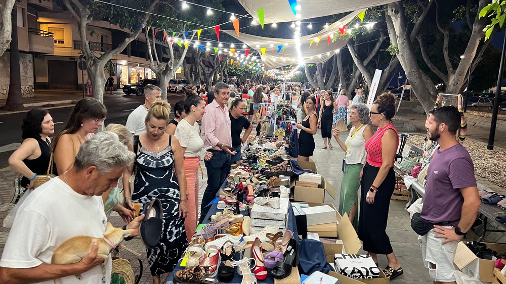 Manuel Cortés inaugura una nueva edición del ‘Mercado Marinero’ con una veintena de puestos del comercio local