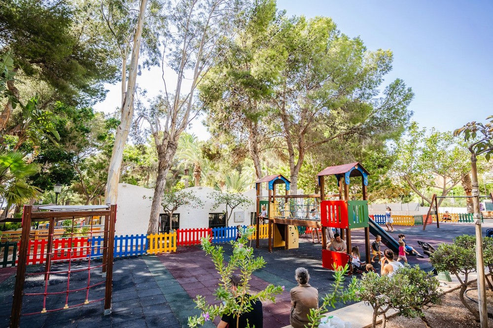 Roquetas de Mar refuerza el mantenimiento de sus parques infantiles con una inversión de más de un millón de euros