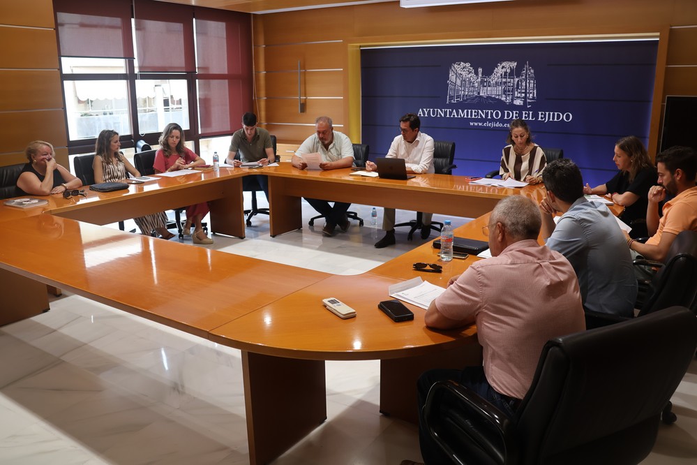 La Junta de Gobierno aprueba la contratación de nuevos servicios y trabajos de limpieza en espacios públicos y municipales en suelo rústico