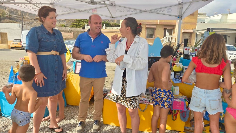 La campaña de educación ambiental ‘Mi Playa Bonica’ aterriza en la costa de Adra
