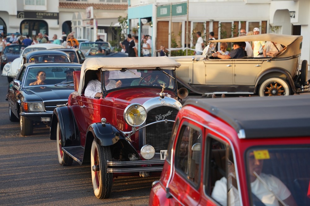 Auténticas ‘obras de arte’ sobre ruedas participan en la X Concentración de coches clásicos de Almerimar