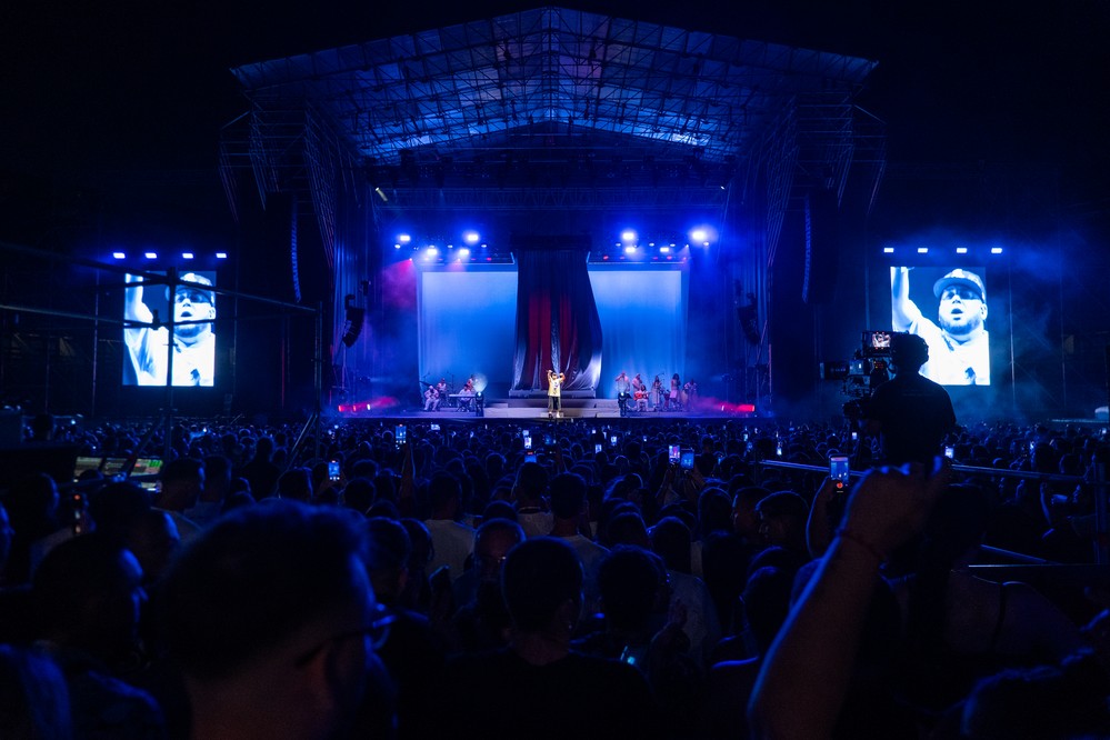 Maka recorre en dos horas sus grandes canciones en un vibrante concierto en la plaza de Toros de Roquetas