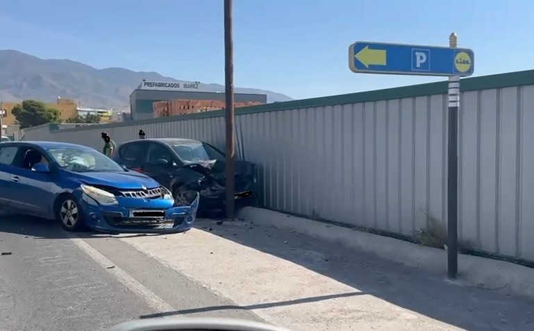 Un aparatoso accidente provoca un colapso en la carretera de Santa María del Águila a Las Norias