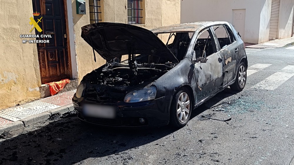 La Guardia Civil detiene a un hombre por incendiar vehículos y amenazar a vecinos en Roquetas de Mar