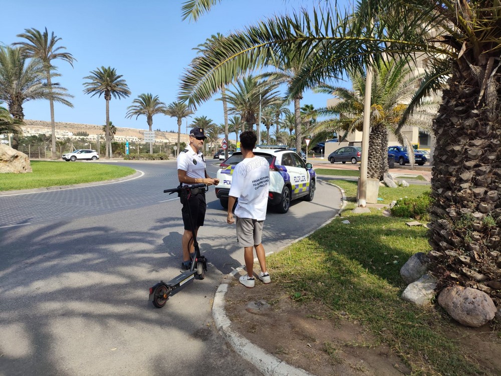 La Policía Local de El Ejido desarrolla una nueva campaña de control en el uso de patinetes eléctricos