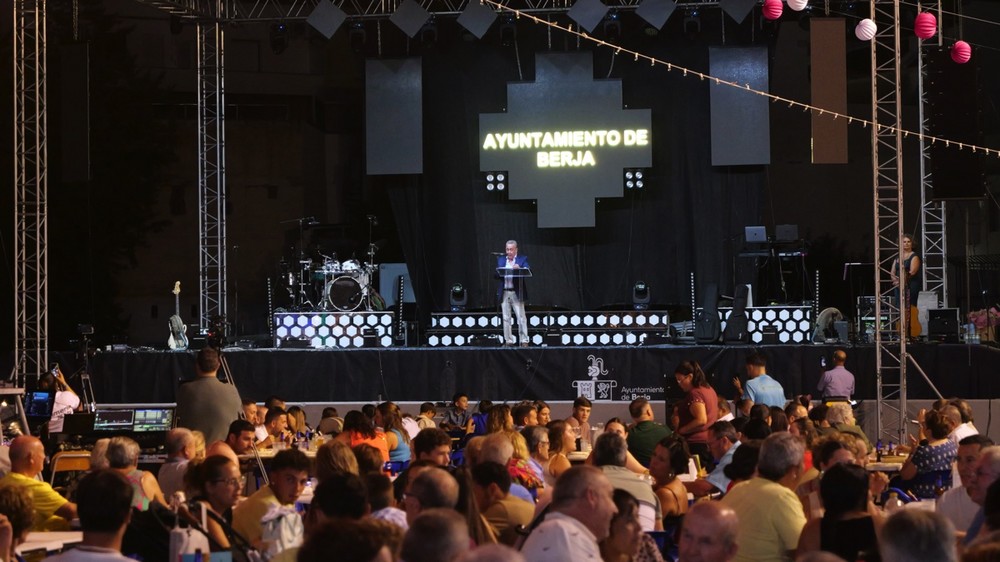 La Feria de Berja 2025 arranca con el pregón de José Sánchez Gutiérrez y el encendido del alumbrado