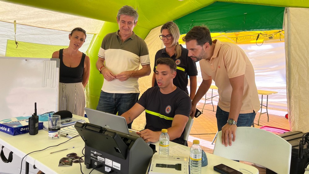 Cortés visita el Puesto de Mando Avanzado y el módulo fijo de la Policía Local instalados para el ‘The Juergas Rock’