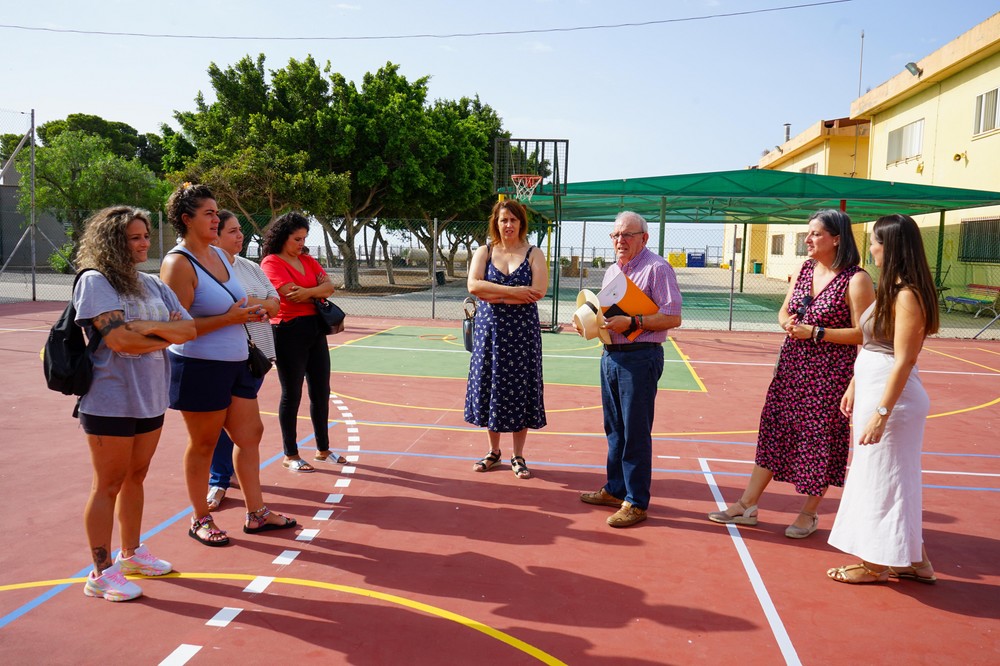 Bonilla visita con el AMPA del Virgen de la Paz las obras de mejora de la pista deportiva y el pintado de la fachada del colegio