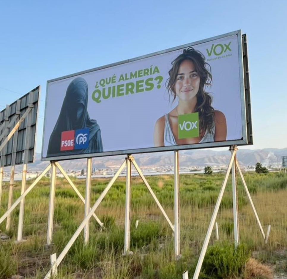 Retiran la polémica valla de Vox en Roquetas de Mar