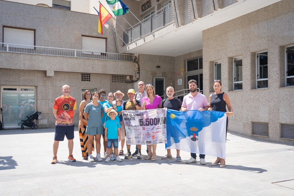 Roquetas de Mar recibe a José Antonio Nieto en su reto solidario “5.500 km por una sonrisa”