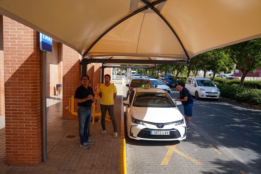 Instalada la nueva zona de sombreado en la Parada de Taxis de la Estación de Autobuses