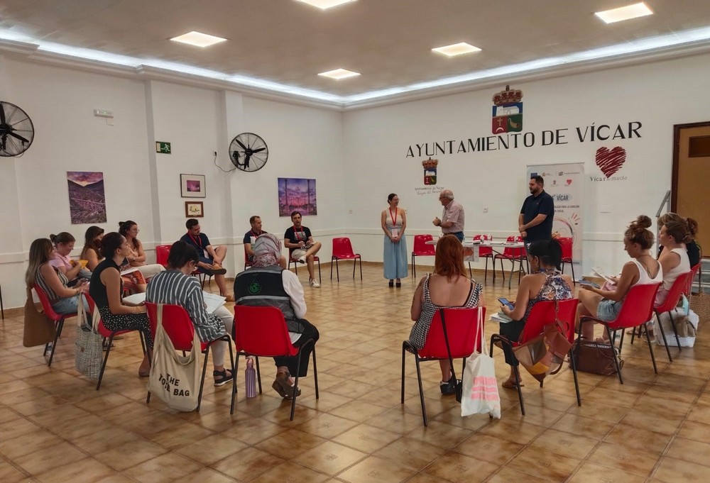 Vícar refuerza la coordinación con las entidades sociales
