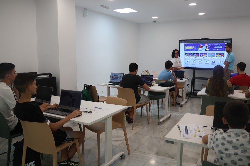 Una veintena de jóvenes ejidenses se forman y potencian su talento con un Campamento Digital estival