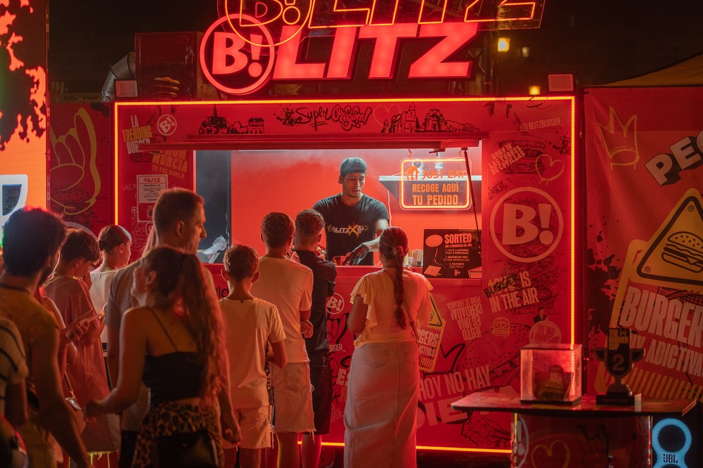 The Burger Cup reúne gastronomía y música en un ambiente espectacular en Roquetas de Mar