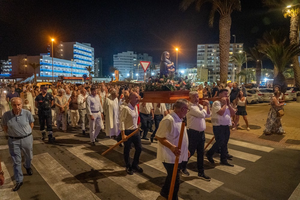 La Virgen de los Vientos consolida su regreso procesionando un año más por las calles de la Urbanización de Roquetas de Mar