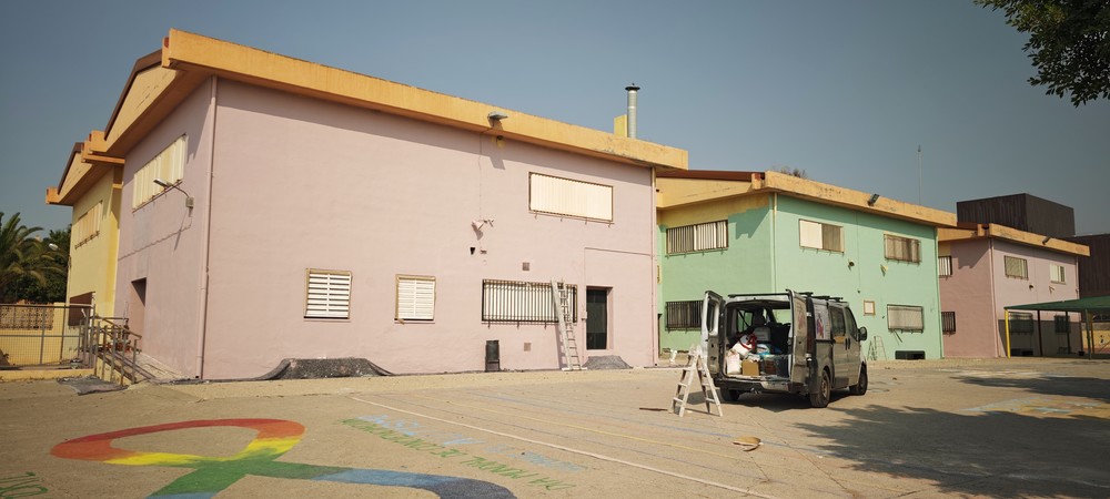 El alcalde de Vícar, Antonio Bonilla, supervisa las obras de pintado de la fachada del CEIP Virgen de la Paz