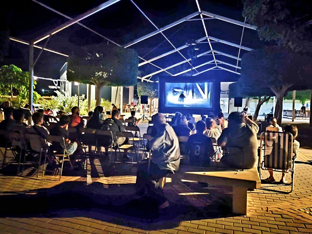 El Cine de Verano en Dalías ha reunido a más de medio millar de espectadores bajo las estrellas