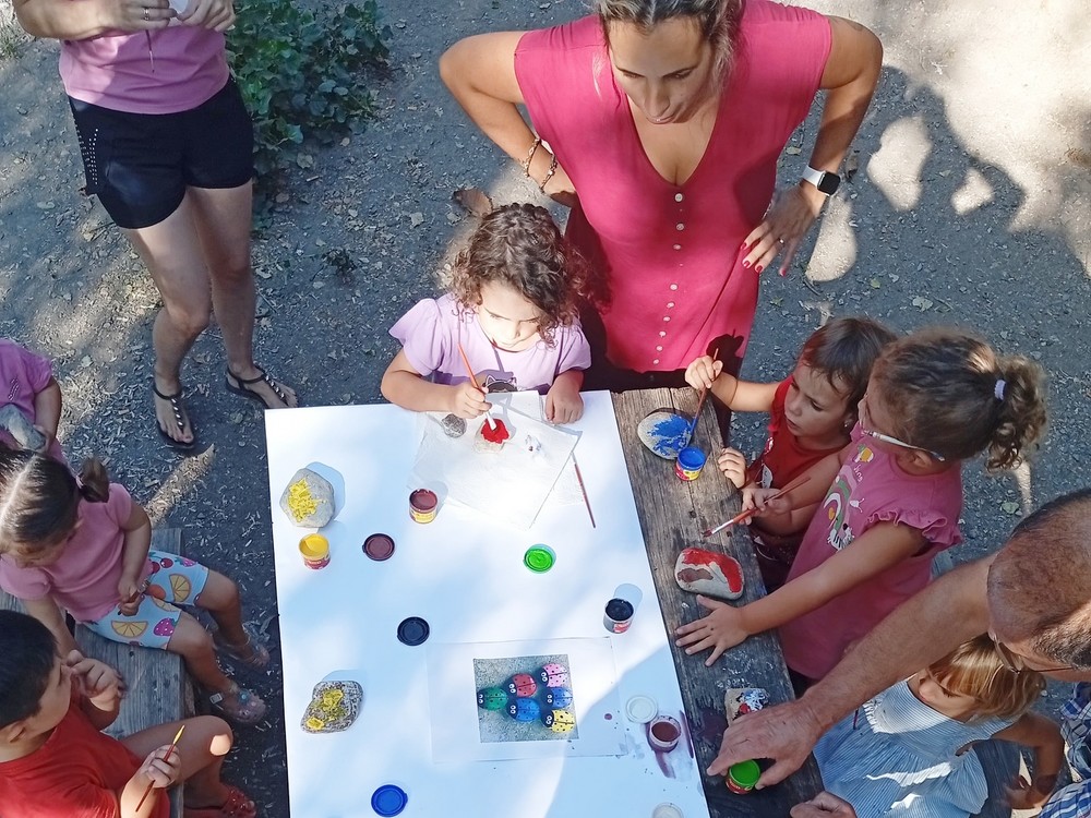 Los pequeños de Dalías pintan piedras en el Arroyo de Celín