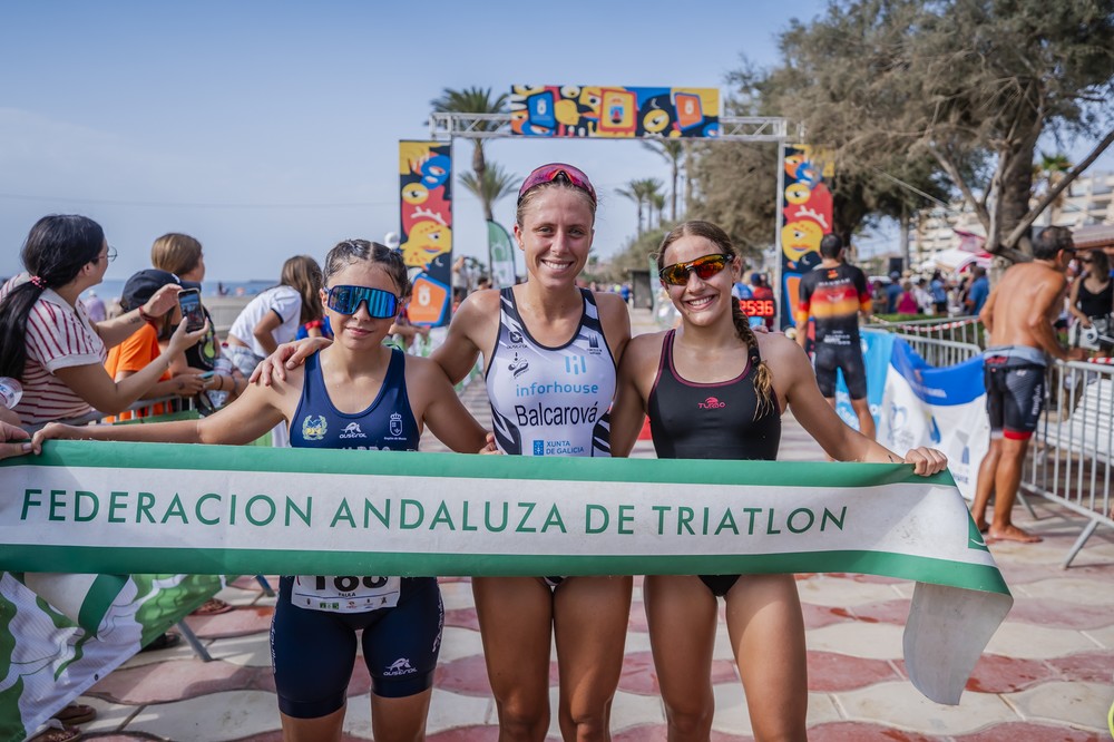 Los triatletas Sergi Ortiz y Julie Valcarová, campeones absolutos del IX Triatlón Cros Ciudad de Roquetas