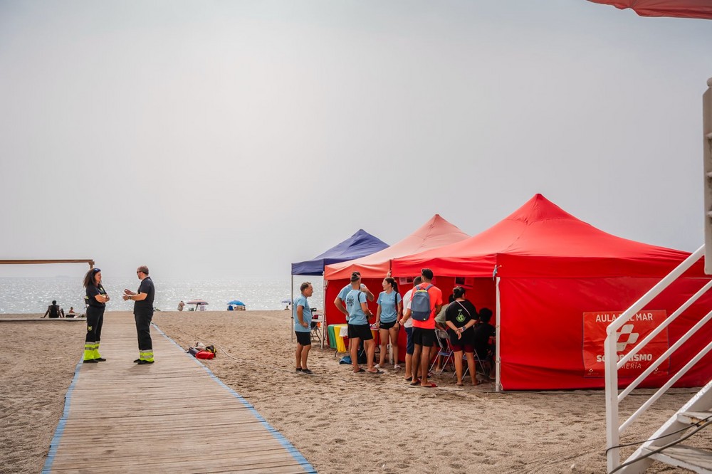Las playas de Roquetas de Mar se convierten en aulas de aprendizaje sobre seguridad y sostenibilidad
