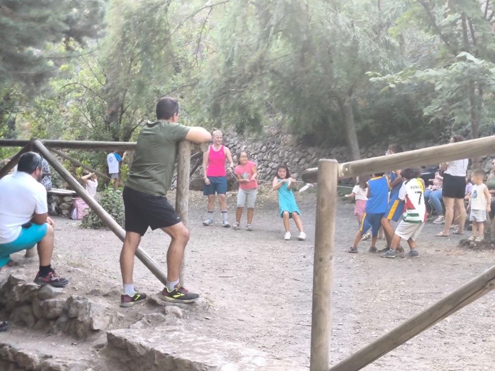 Dalías cierra la programación del verano con juegos y merienda en el Arroyo de Celín